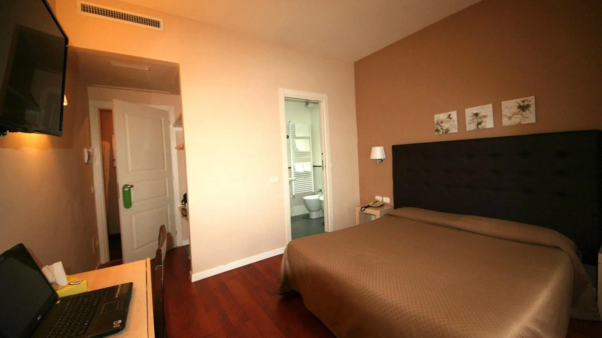*** בית הארחה Roma Rooms Colosseum איטליה